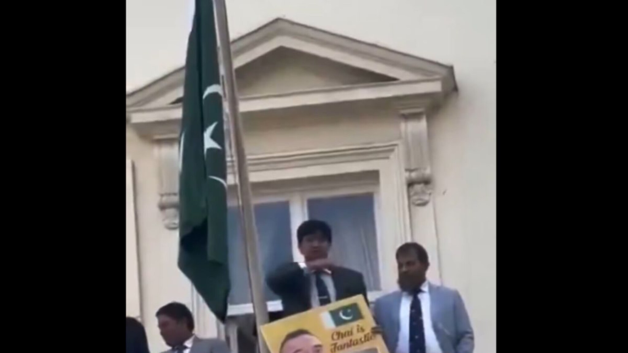 'गळे कापून टाकू', भारतीय विद्यार्थ्यांकडे पाहून पाकिस्तानी अधिकाऱ्याचा इशारा, VIDEO VIRAL