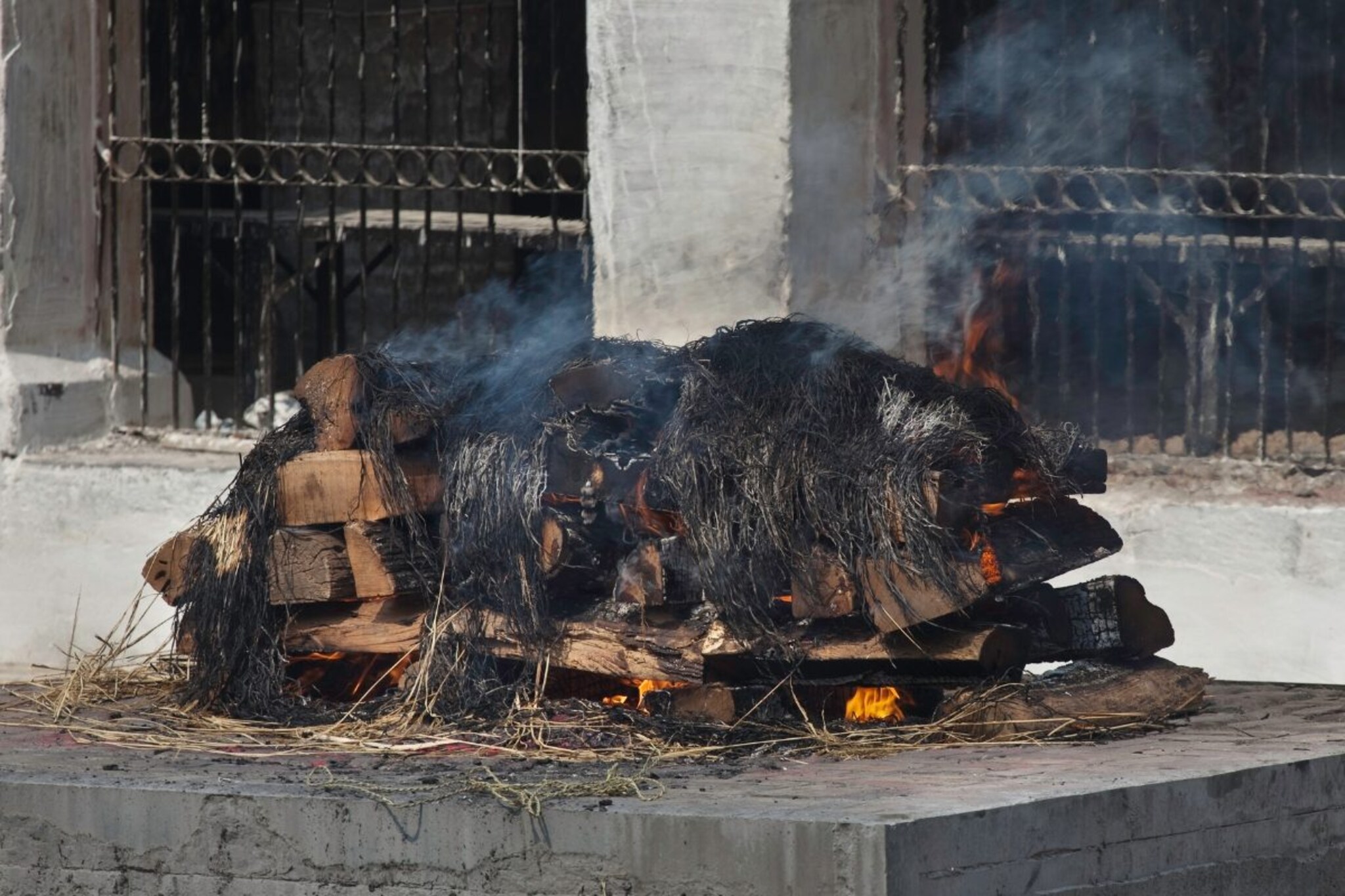 या 5 प्रकारच्या मृतदेहांना कधीच दिला जात नाही अग्नी, त्यामागची नेमकी कारणं काय?
