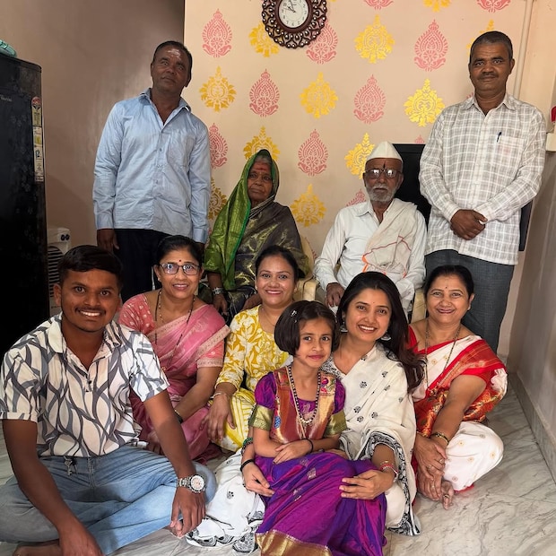 अभिनेत्री प्राजक्ता माळी नुकतीच फुलवंती सिनेमातून प्रेक्षकांच्या भेटीला आली होती. तसंच महाराष्ट्राची हास्यजत्रा या शोमधूनही ती प्रेक्षकांना भेटत असते. प्राजक्ता सोशल मीडियावरही चांगलीच सक्रीय असते. ग्लॅमरस फोटोशूटबरोबरच प्राजक्ताने नुकतेच तिच्या गावाकडचे काही फोटो शेअर केलेत. 