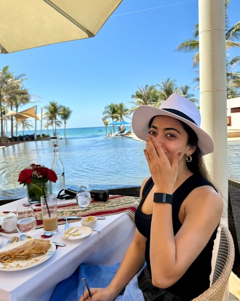 मिडिया रिपोर्टनुसार, रश्मिका मंदानाची एकूण संपत्ती 66 कोटी रुपये आहे. ती प्रत्येक चित्रपटासाठी 4-8 कोटी मानधन घेते. 'सिकंदर' या चित्रपटात तिने पहिल्यांदाच सलमान खानसोबत स्क्रीन शेअर केली आहे. या सिनेमासाठी तिने 5 कोटी मानधन घेतल्याचं बोललं जात आहे.