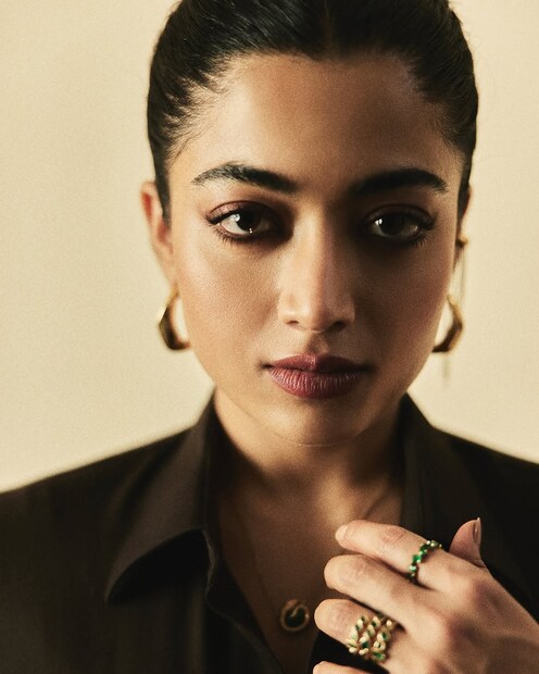  रश्मिकाला महागड्या गाड्यांचा ही मोठा शौक आहे. तिच्याकडे Range Rover Sport आहे ज्याची भारतातील किंमत 1.84 कोटी रुपये आहे. Audi Q3 ही ही40 लाखांची कार रश्मिकाकडे आहे. 