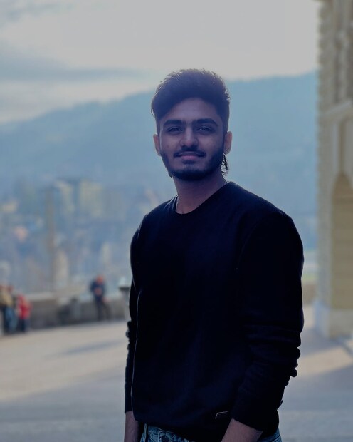 विशेष म्हणजे साईचा एकही चित्रपट अद्याप प्रदर्शित झालेला नाहीय तरीही तो मोठमोठ्या सुपरस्टार्सच्या सिनेमांमध्ये संगीत दिग्दर्शन करत आहे. ही गोष्टच त्याच्या अफाट प्रतिभेचं आणि सोशल मीडियावरच्या लोकप्रियतेचं प्रमाण आहे.