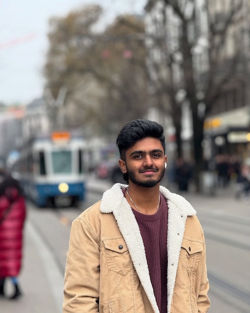 पण एक 20 वर्षांचा नवखा गायक आज ए.आर.रहमानला टक्कर देताना दिसत आहे. रहमान ऐवजी या 20 वर्षांच्या मुलाची निवड करण्यात आली आहे. ए.आर. रहमानला रिप्लेस करणारा हा गायक आहे तरी कोण?