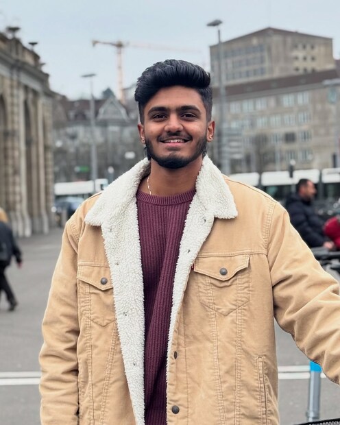 साई अभ्यंकर असं ए.आर.रहमानला टक्कर देणाऱ्या गायकाचं नाव आहे. हा प्रसिद्ध गायक टिपू (एकंबरेश लक्ष्मी नारायणन) आणि गायिका हरिणी यांचा मुलगा आहेत. त्याची बहीण साई स्मृती हेदेखील गायिका आहे.