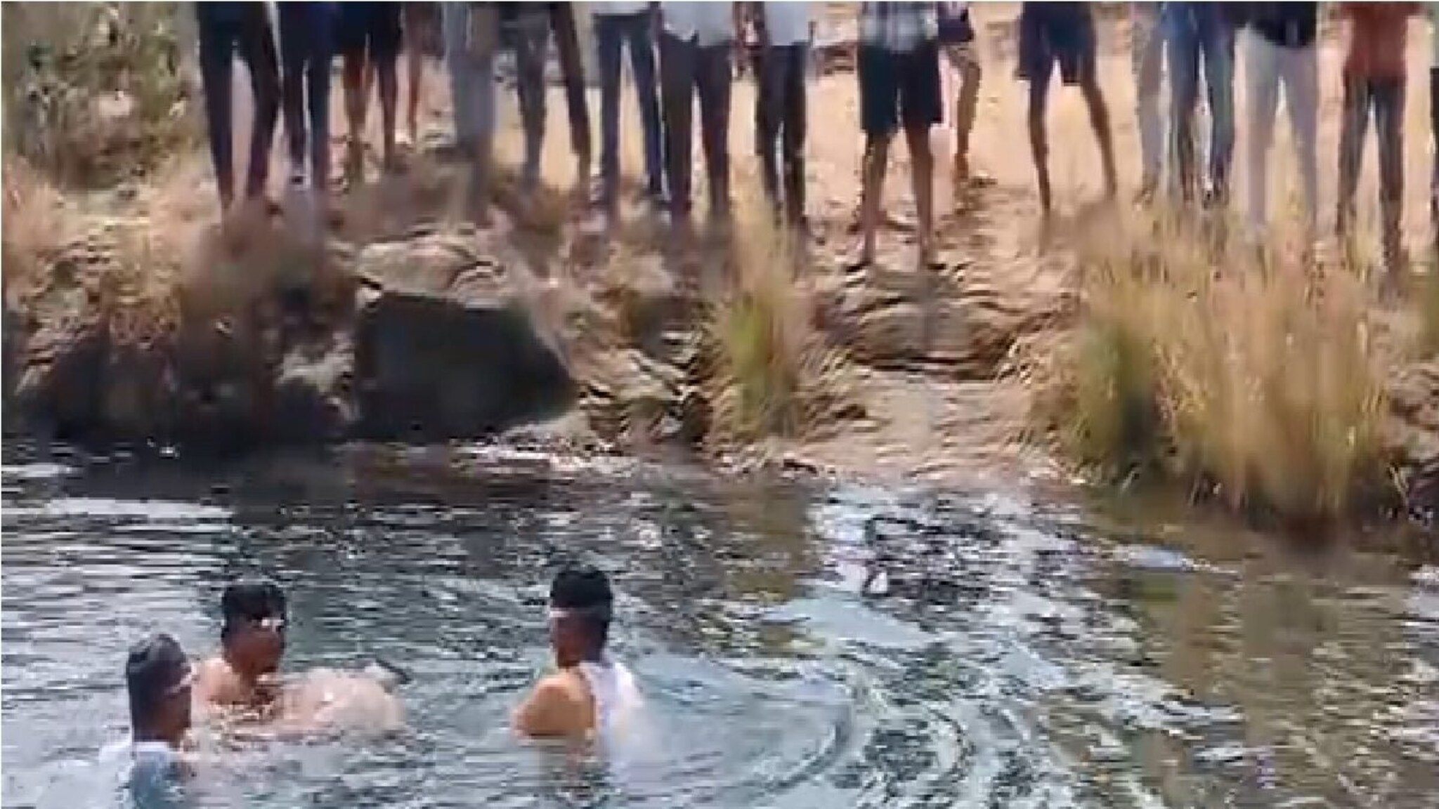 आईच्या कुशीत मुलगा-मायलेकरांना जलसमाधी, भातसा नदीत तिघे बुडाले,  नेमकं काय घडलं?