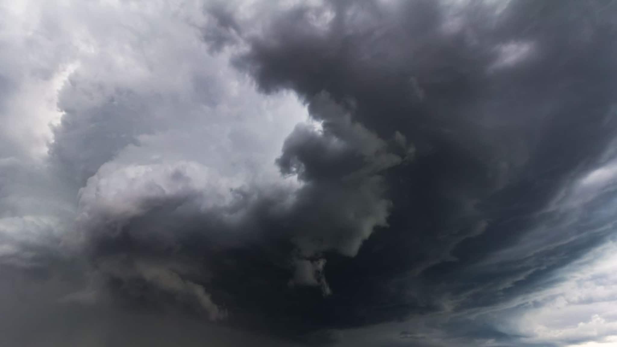 Weather Alert: 150 किमी वेगाने संकट शहराकडे, 50 किलो वजनाची माणसं उडून जाण्याचा अलर्ट