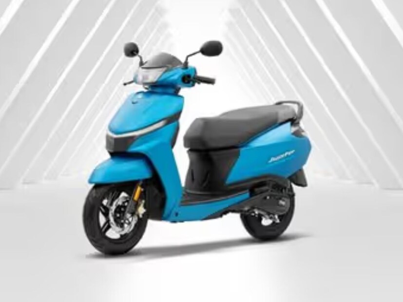 TVS Jupiter-   TVS Jupiter ही सुद्धा एक बेस्ट अशी  ऑप्शन आहे.  या स्कूटरची  किंमत 88,561 रुपयांपासून सुरू होते. टॉप मॉडेल 1.06 लाख रुपये ऑन-रोड इतकी किंमत आहे.  या स्कूटरमध्ये 113.3 सीसी  इंजिन दिलं आहे. जे बेस्ट परफार्मेंस  असंच आहे.  या स्कूटरचा टॉप स्पीड 82 kmph इतका आहे. तर मायलेज 48 kmpl इतकं आहे. 
