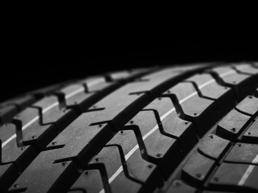 Why Tyres are Black: बाईक, कार, बस आणि ट्रकपासून ते आकाशात उडणाऱ्या विमानांपर्यंत सर्व गोष्टींमध्ये चाके वापरली जातात. या चाकांमध्ये वापरल्या जाणाऱ्या टायर्सचा रंग काळा असल्याचे आपण सुरुवातीपासूनच पाहत आलो आहोत. जरी हे टायर पांढऱ्या रबरापासून बनलेले असले तरी ते काळ्या रंगात रूपांतरित केले जातात. यामागील स्टोरी काय आहे, ते जाणून घेऊया.
