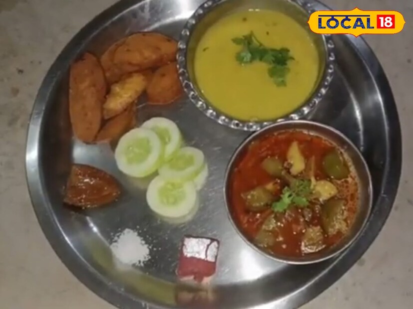 विदर्भ झणझणीत पदार्थांसाठी प्रसिद्ध आहे. विदर्भातील सर्वात फेमस पदार्थ म्हणजे रोडगे. रोडगे हे जाड गव्हाच्या पिठापासून बनवले जातात. त्याचाच एक भाग म्हणजे विदर्भ स्पेशल बिट्टी. ज्यांना रोडगे खायला आवडणार नाहीत त्यांनी बिट्टी तर एक वेळा चाखून बघायलाच पाहिजे. ही कुरकुरीत बिट्टी कशी बनवायची? याबद्दलचं सारिका पापडकर यांनी माहिती सांगितली आहे. 