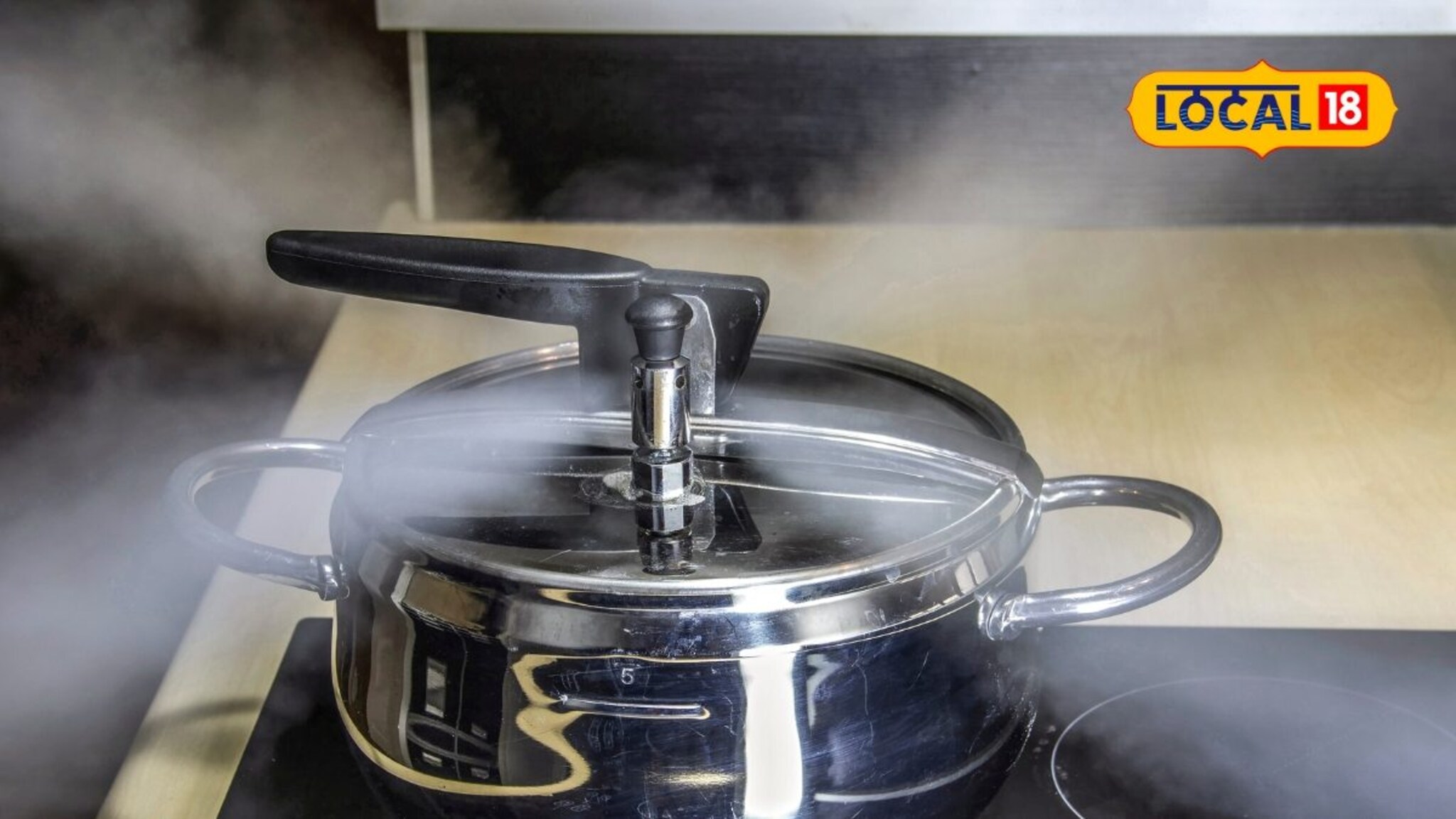 कुकरच्या जास्त शिट्ट्या झाल्या? टेन्शन घेऊ नका, वापरा 'ही' 30 सेकंदाची ट्रिक; बदलणार नाही पदार्थाची चव