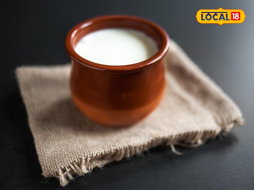 सध्या उष्णता, सूर्य आणि गरम वाऱ्यांचा जोर इतका वाढला आहे की, लोकांना घराबाहेर पडणेही कठीण झाले आहे. बहुतेक लोक उन्हाळ्यापासून बचाव करण्यासाठी वेगवेगळे घरगुती उपाय करत आहेत, ज्यामध्ये दह्याचा वापर एक महत्त्वाचा आणि खास उपाय आहे. दही आरोग्यासाठी खूपच फायदेशीर आहे. ते शरीराला अगणित फायदे देते, शरीर मजबूत बनवते आणि त्वचा सुंदर ठेवते. याचा वापर बहुतेक उन्हाळ्यात जास्त केला जातो. ते उष्णतेपासून त्वरित आराम देते.  सध्या उष्णता, सूर्य आणि गरम वाऱ्यांचा जोर इतका वाढला आहे की, लोकांना घराबाहेर पडणेही कठीण झाले आहे. बहुतेक लोक उन्हाळ्यापासून बचाव करण्यासाठी वेगवेगळे घरगुती उपाय करत आहेत, ज्यामध्ये दह्याचा वापर एक महत्त्वाचा आणि खास उपाय आहे. दही आरोग्यासाठी खूपच फायदेशीर आहे. ते शरीराला अगणित फायदे देते, शरीर मजबूत बनवते आणि त्वचा सुंदर ठेवते. याचा वापर बहुतेक उन्हाळ्यात जास्त केला जातो. ते उष्णतेपासून त्वरित आराम देते.