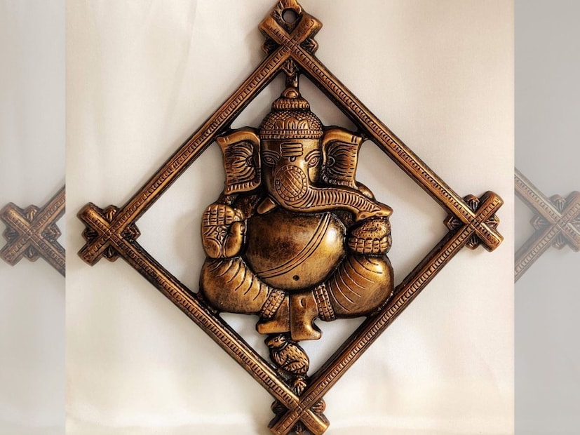 गणपती हा कोणत्याही शुभ कार्याची सुरुवात करण्यापूर्वी पूजला जातो. त्याच्या नावामुळे त्या व्यक्तीच्या जीवनात नेहमी शुभ घटना घडतात आणि सकारात्मकता राहते. म्हणूनच आज आपण श्रीगणेशावरून बाळाचे नाव ठेवण्यासाठी काही नावांची यादी जाणून घेऊ. यापैकी नाव आपण मुलासाठी ठेवू शकता.
