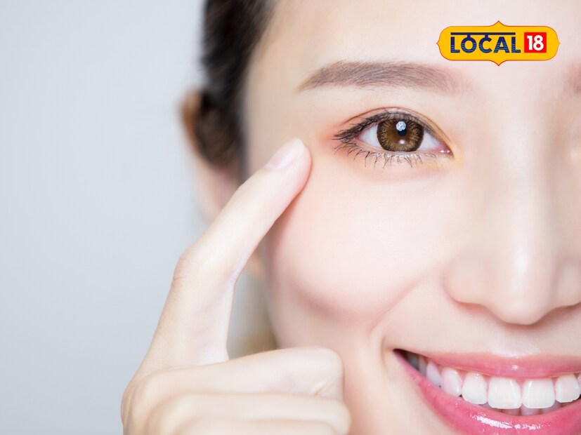  त्वचेवरची चमक कायम राहावी यासाठी काकडी आणि ग्लिसरीन लोशन बनवा. काकडीचा रस आणि ग्लिसरीन मिसळून त्वचेला लावल्यानं त्वचेला मॉइश्चरायझ करता येईल आणि ती मऊ आणि चमकदार ठेवण्यास मदत होईल.