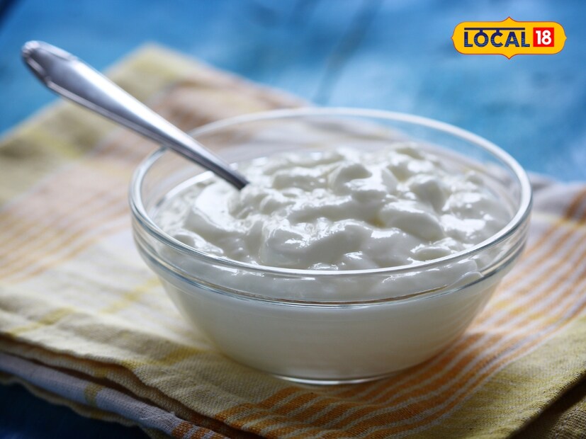  आरोग्य विशेषज्ञ डॉ. जितेंद्र सैनी यांनी 'लोकल 18' ला सांगितले की उन्हाळ्यात दही खाणे शरीरासाठी खूप फायदेशीर आहे. ते उष्माघातापासूनही आराम देते.