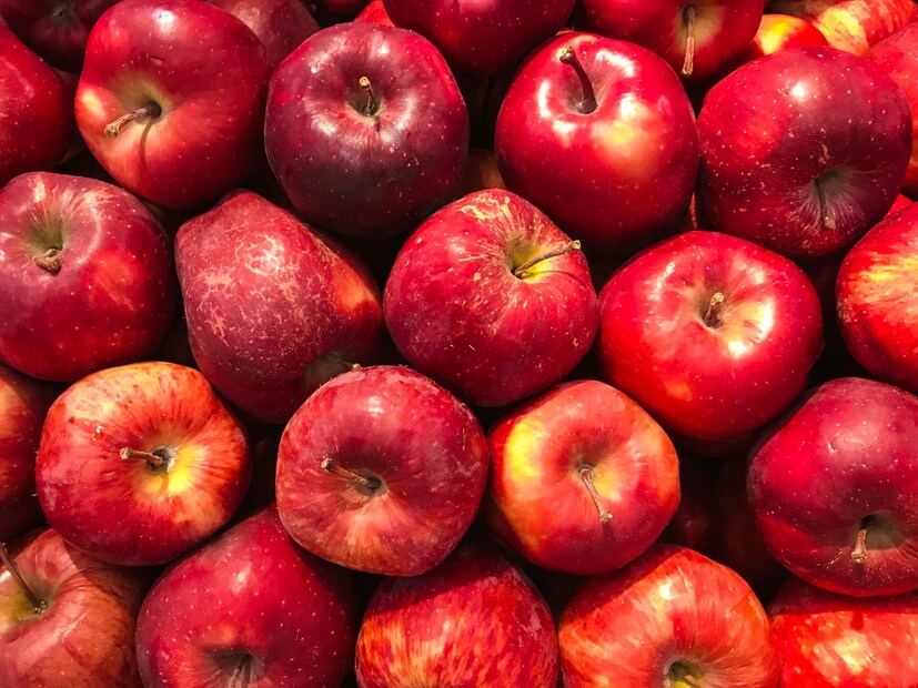  याचं साधं उत्तर आहे, 'हो', ते मोठ्या प्रमाणात तुमचं संरक्षण करू शकतं. जर तुम्ही रोज एक सफरचंद खाल्लं आणि तुमचं इतर आहार आणि दिनचर्या व्यवस्थित ठेवली, तर तुम्हाला वारंवार डॉक्टरांकडे जाण्याची गरज भासणार नाही. विश्वास ठेवा की, सफरचंद हे काही औषध नाही, पण ते तुमच्या शरीराला इतकं मजबूत करतं की आजार तुमच्या जवळ येत नाहीत.