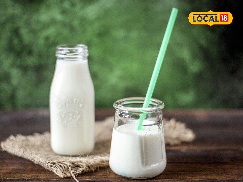  एक काचेचा ग्लास घ्या आणि त्यात थोडे दूध टाका. आता वरच्या भागावरून दुधाचा एक थेंब खाली सोडा. जर दूध सरळ खाली गेले आणि पांढरी रेषा तयार झाली, तर दूध शुद्ध आहे. जर दूध पाण्यासारखे पसरले, तर त्यात पाण्याची भेसळ असू शकते. ही देखील भेसळयुक्त दूध ओळखण्याची एक प्रभावी पद्धत आहे.