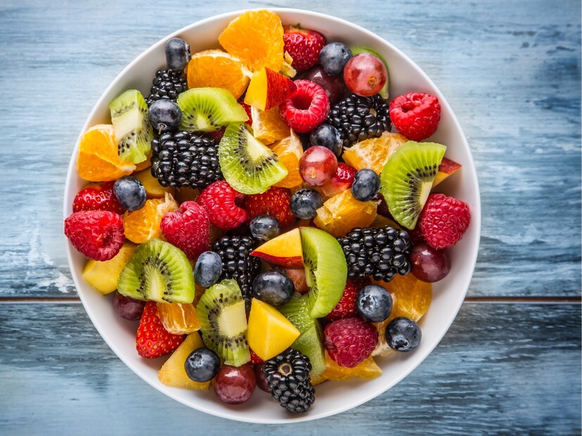  फळे (Fruits) : सद्गुरु म्हणतात की, फळे शरीरासाठी चमत्कार करू शकतात. जर फळे योग्य प्रमाणात खाल्ली तर त्याचा शरीरावर चांगला परिणाम होतो. जर फक्त फळांवर आधारित आहार घेतला, तर दोन तासांत पोट पुन्हा रिकामे झाल्यासारखे वाटते. यामुळे शरीराला ऊर्जा मिळते आणि पोट हलके राहते. या काळात मेंदू सर्वोत्तम काम करतो. सद्गुरु म्हणतात की, जर मेंदूचा पूर्ण क्षमतेने वापर करायचा असेल किंवा शारीरिकदृष्ट्या सक्रिय राहायचे असेल, तर हा सर्वोत्तम काळ आहे.