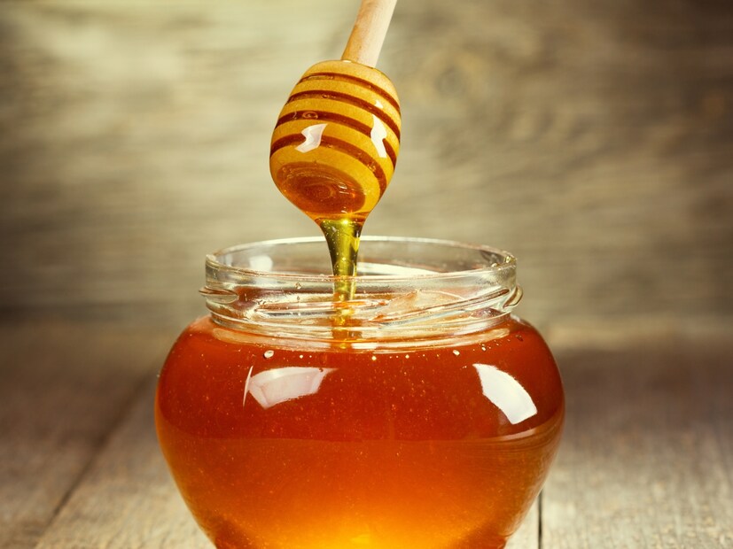  मध (Honey) : सद्गुरुंच्या मते, मध हा पृथ्वीवरील एकमेव पदार्थ आहे ज्याची रचना मानवी रक्ताशी खूप मिळतेजुळती आहे. दररोज मधाचे सेवन शरीरासाठी खूप फायदेशीर आहे. विशेषतः ज्यांना कफ (mucus) चा त्रास आहे, त्यांच्यासाठी. हे हृदय आणि मेंदू दोन्हीसाठी चांगले आहे. ते मन सक्रिय ठेवते आणि ऊर्जा देते. लहान मुलांसाठीही ते फायदेशीर आहे आणि जर पांढऱ्या कोहळ्याच्या (व्हाइट ॲशगार्ड) रसासोबत दिले तर ते मुलांसाठी एक उत्कृष्ट आहार ठरते. हे मिश्रण मुलांची बुद्धिमत्ताही वाढवते.