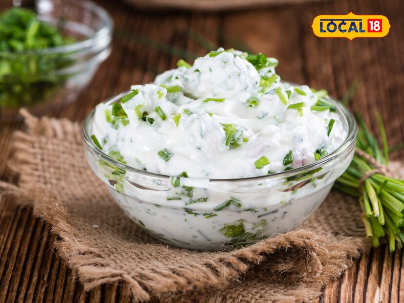  दही किंवा दह्याचे रायते केवळ शरीर निरोगीच ठेवत नाही, तर तंदुरुस्तही ठेवते. ते खायला चविष्ट असण्यासोबतच शरीरासाठी त्याचे अनेक फायदे आहेत. ते पचन सुधारण्यास आणि वजन कमी करण्यास मदत करते. दही प्रोबायोटिक्सचा चांगला स्रोत आहे, ज्यामुळे आतड्यात चांगले बॅक्टेरिया वाढतात आणि त्यामुळे पचन सुधारते.