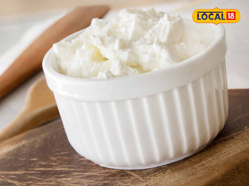  उन्हाळ्यात दह्याचे रायते एक उत्कृष्ट आणि आरोग्यदायी डिश आहे, जी केवळ चविष्टच नाही तर आरोग्यासाठीही खूप फायदेशीर आहे. रायत्यामध्ये असलेले पोटॅशियम आणि मॅग्नेशियम रक्तदाब नियंत्रित ठेवण्यास मदत करतात. दह्यामध्ये जीवनसत्त्वे आणि खनिजे असतात, जी शरीराला ऊर्जा देतात. त्याचप्रमाणे, त्याचे रायते देखील उन्हाळ्यात शरीराला ऊर्जा पुरवते.