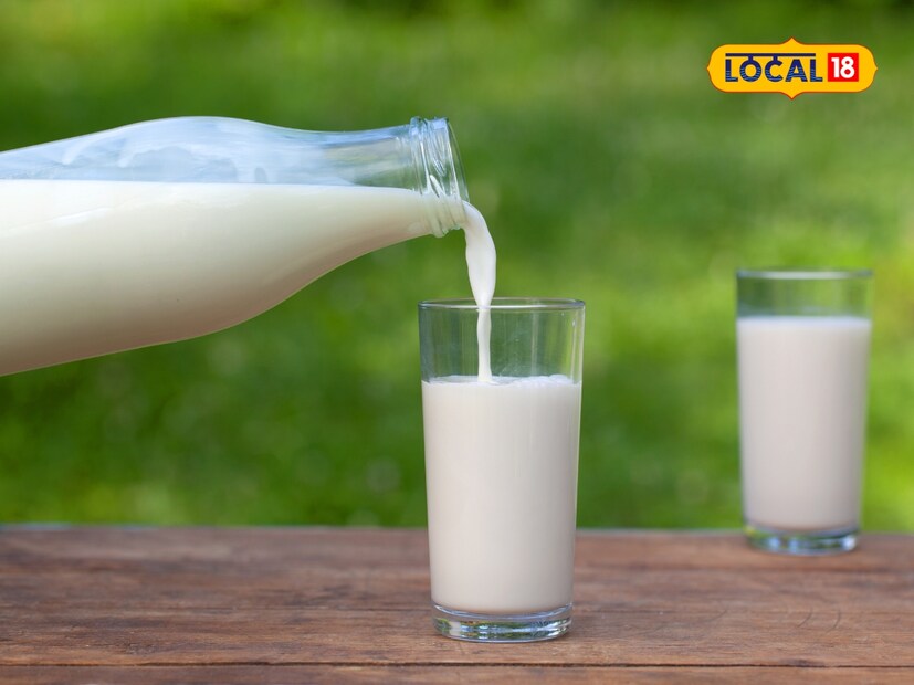  अनेक वेळा दुधात स्टार्च म्हणजेच मैदा किंवा पिठाची भेसळ केली जाते, जेणेकरून दूध घट्ट दिसेल आणि दुकानदार तुम्हाला ते जास्त किमतीत विकू शकेल. एक चमचा दुधात आयोडीन टिंचरचे काही थेंब टाका. जर रंग निळा झाला, तर त्यात स्टार्च मिसळलेले आहे. यावरून तुम्ही भेसळ ओळखू शकता.