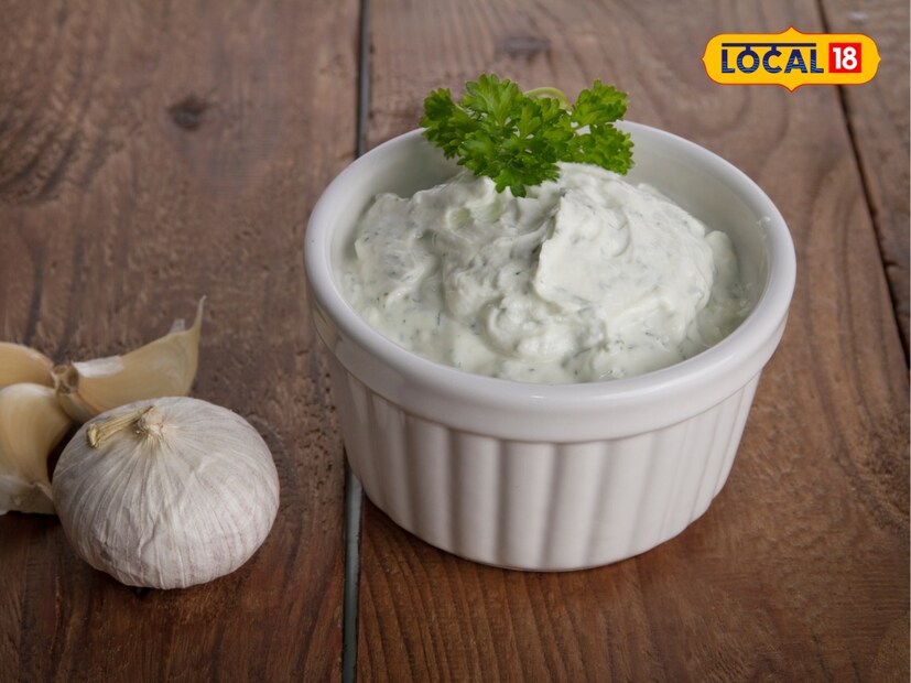  उन्हाळ्यात दही खाल्ल्याने शरीर हायड्रेटेड राहते. ते पोटातील जळजळ आणि ऍसिडिटीपासून आराम देते. त्वचा चमकदार बनवते, रोगप्रतिकारशक्ती मजबूत करते. दही शरीराला थंडावा देते आणि उष्माघातापासून संरक्षण करते. त्यात असलेले प्रोबायोटिक्स पचनक्रिया निरोगी ठेवतात. ते शरीराची प्रतिकारशक्ती टिकवून ठेवते. जीवनसत्त्वे आणि खनिजांनी भरपूर असलेले दही व्हिटॅमिन बी12, कॅल्शियम, पोटॅशियम आणि प्रोटीनचा उत्तम स्रोत आहे.