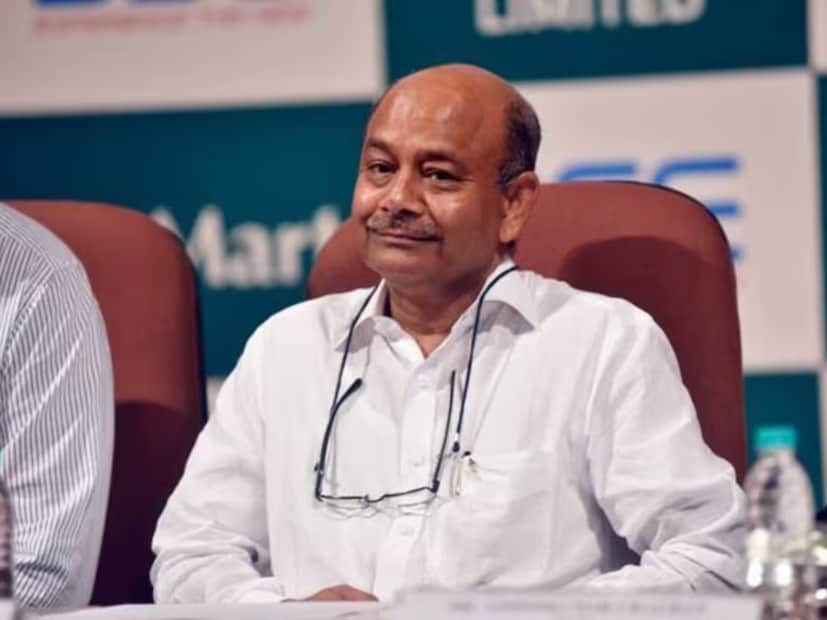  डीमार्ट आपला स्टॉक 30 दिवसांच्या आत विकून टाकतो आणि नवीन वस्तूंची ऑर्डर देतो. यामुळे त्यांना मोठा डिस्काउंट मिळतो. लोकांना आकर्षित करण्यासाठी डिस्काउंटपेक्षा चांगली गोष्ट दुसरी कोणती असू शकत नाही. डीमार्ट ज्या कंपन्यांकडून वस्तू खरेदी करतं, त्यांना त्वरित पैसे देतं. पैसे लगेच मिळत असल्यामुळे उत्पादक त्यांना आणखी डिस्काउंट देतात. डीमार्ट हा डिस्काउंट ग्राहकांना देतो किंवा स्वतःचा नफा वाढवण्यासाठी वापरतो. एकूणच, उत्पादक कंपनीकडून जो डिस्काउंट मिळतो, तो ग्राहकांना दिला जातो. ते स्वतःच्या खिशातून काहीही देत नाहीत, त्यांचा नफा आहे तेवढाच राहतो.