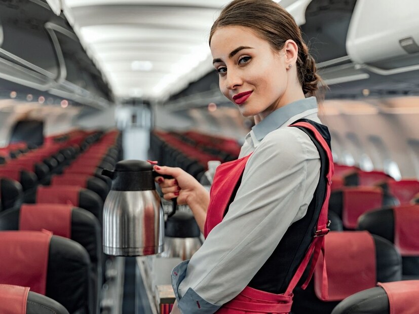 पूलच्या मते, एअर हॉस्टेस लाल रंगाची लिपस्टिक लावतात जेणेकरून प्रवाशांना आपत्कालीन परिस्थितीत तुमचे ओठ वाचता येतील.
