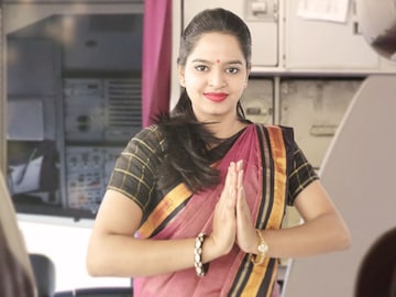 Air Hostess : एअर हॉस्टेस लाल रंगाची लिपस्टिक का लावतात? Air Hostess : एअर हॉस्टेस लाल रंगाची लिपस्टिक का लावतात?