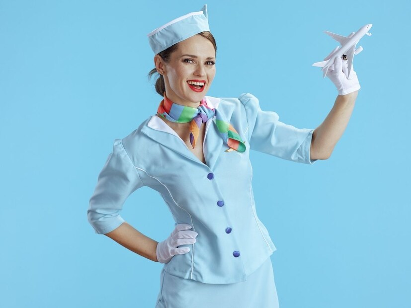 आणखी एक अनुभवी फ्लाइट अटेंडंट आणि ट्रॅव्हल लेखिका क्रिस्टीन एक्स्टीन निझकाही या मताशी सहमत आहेत. फ्लाइट अटेंडंट चमकदार लिपस्टिक लावण्याचं सर्वात सामान्य कारण म्हणजे 'कॉमन फ्लाइट-अटेंडंट लूक,” असं ती म्हणते.