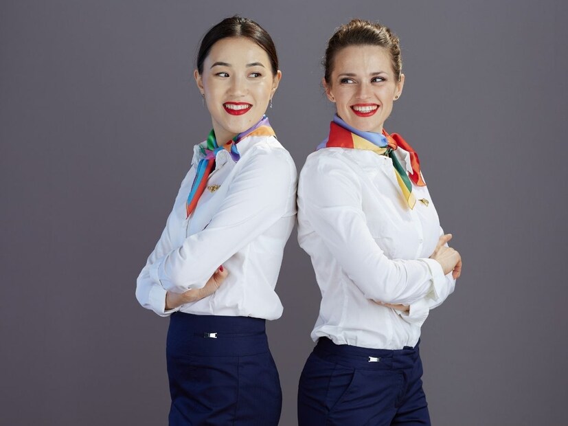 काही एअरलाइन्समध्ये जसं की एमिरेट्समध्ये, लाल लिपस्टिक युनिफॉर्म लूकचा एक भाग असते. एमिरेट्समध्ये एक विशिष्ट मेकअप लूक असतो जो फ्लाइट अटेंडंटना पाळावा लागतो. त्यांना मेकअपचं प्रशिक्षण देखील असतं.