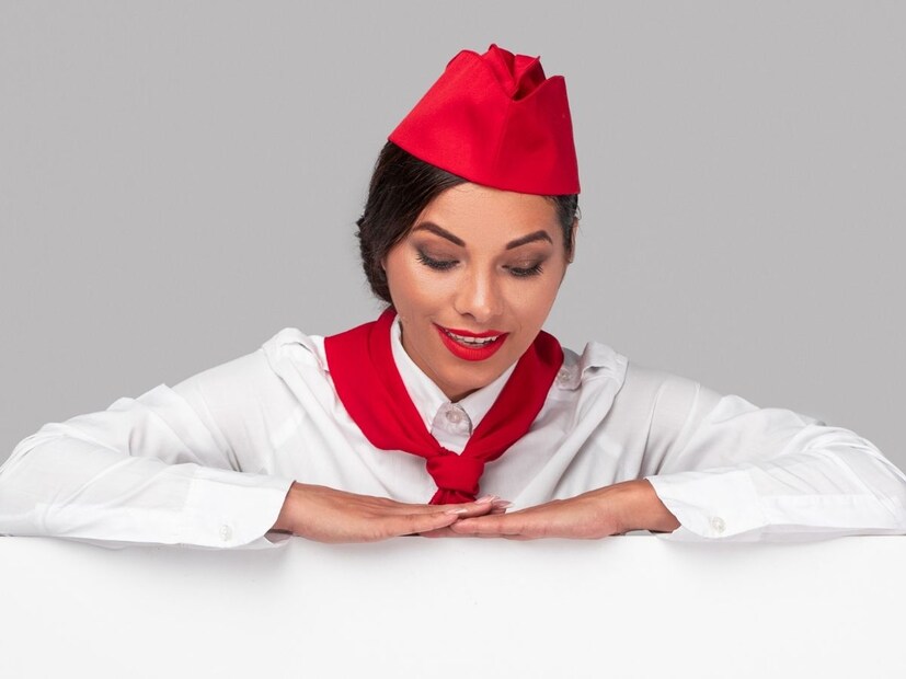 आता लिपस्टिक आपत्कालीन परिस्थितीत कशी मदत करू शकते, असा प्रश्न तुम्हालाही पडला असेल.  लाल लिपस्टिकमागील सिद्धांत असा आहे की मोठ्या आवाजात, गोंधळलेल्या आपत्कालीन परिस्थितीत, तुम्हाला फ्लाइट अटेंडंटच्या सूचना ऐकू येणार नाहीत. पण त्यांचे ओठ हालताना दिसतील. एक चमकदार लाल ओठ अशाब्दिक संवादात मदत करू शकते.