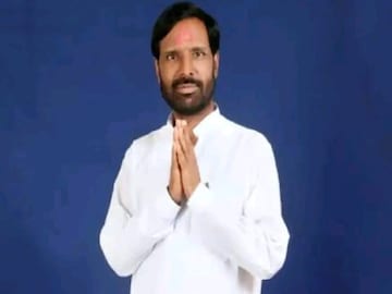 भाजपचे माजी आमदार आर. टी. देशमुख यांच्या फॉर्च्युनर गाडीचा अपघात, जागेवरच गेले भाजपचे माजी आमदार आर. टी. देशमुख यांच्या फॉर्च्युनर गाडीचा अपघात, जागेवरच गेले