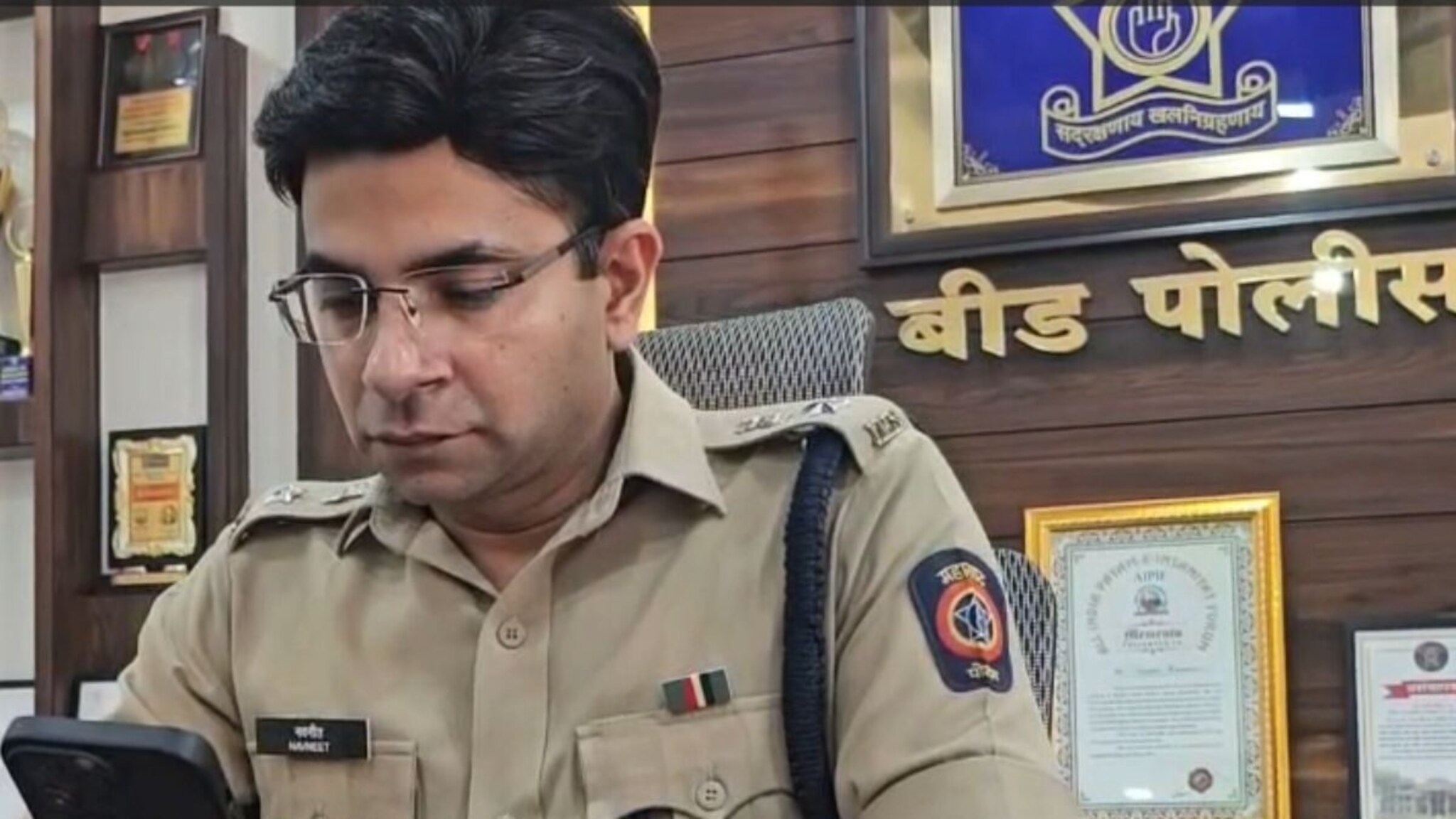 SP च्या घरात गांजा ओढत बसला, दार वाजवलं तरी उघडेना; कॉवतसाहेबांची सटकली, थेट...