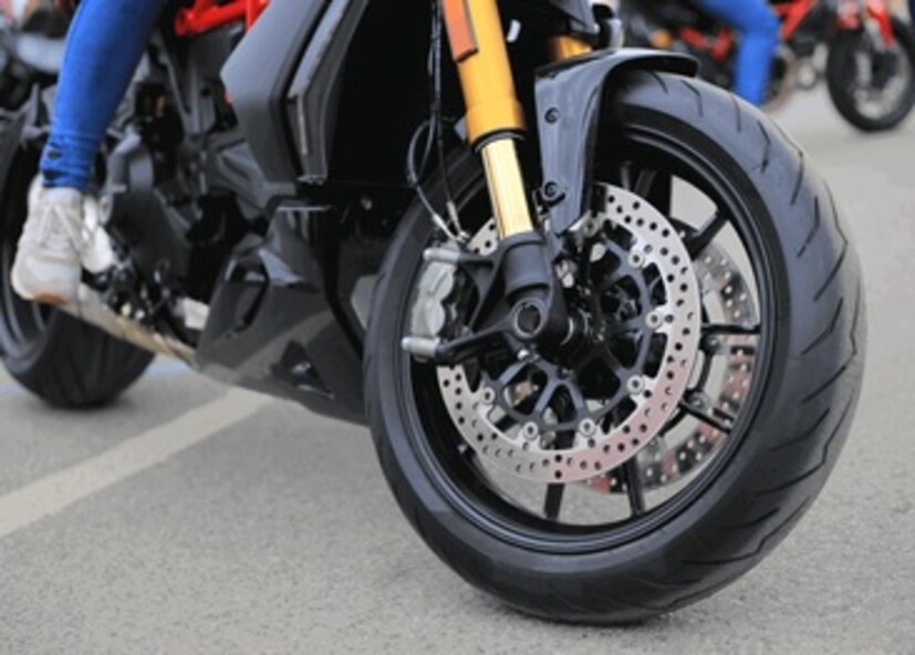 Bike Tips and Tricks: तुम्ही तुमच्या बाईकमधील इंजिन ऑइल बदलायला विसरलात तर असे केल्याने बाईकचा परफॉर्मेंस कमी होऊ शकतो. आणि मायलेजवरही परिणाम होऊ शकतो. जर तुम्हाला असे होऊ नये असे वाटत असेल, तर आज आम्ही तुम्हाला बाईकचे इंजिन ऑइल बदलण्याची योग्य वेळ सांगणार आहोत ज्यामुळे बाईक चांगल्या स्थितीत राहते. इंजिन ऑइल बदलण्याची योग्य वेळ कोणती याविषयी सविस्तर जाणून घेऊया.