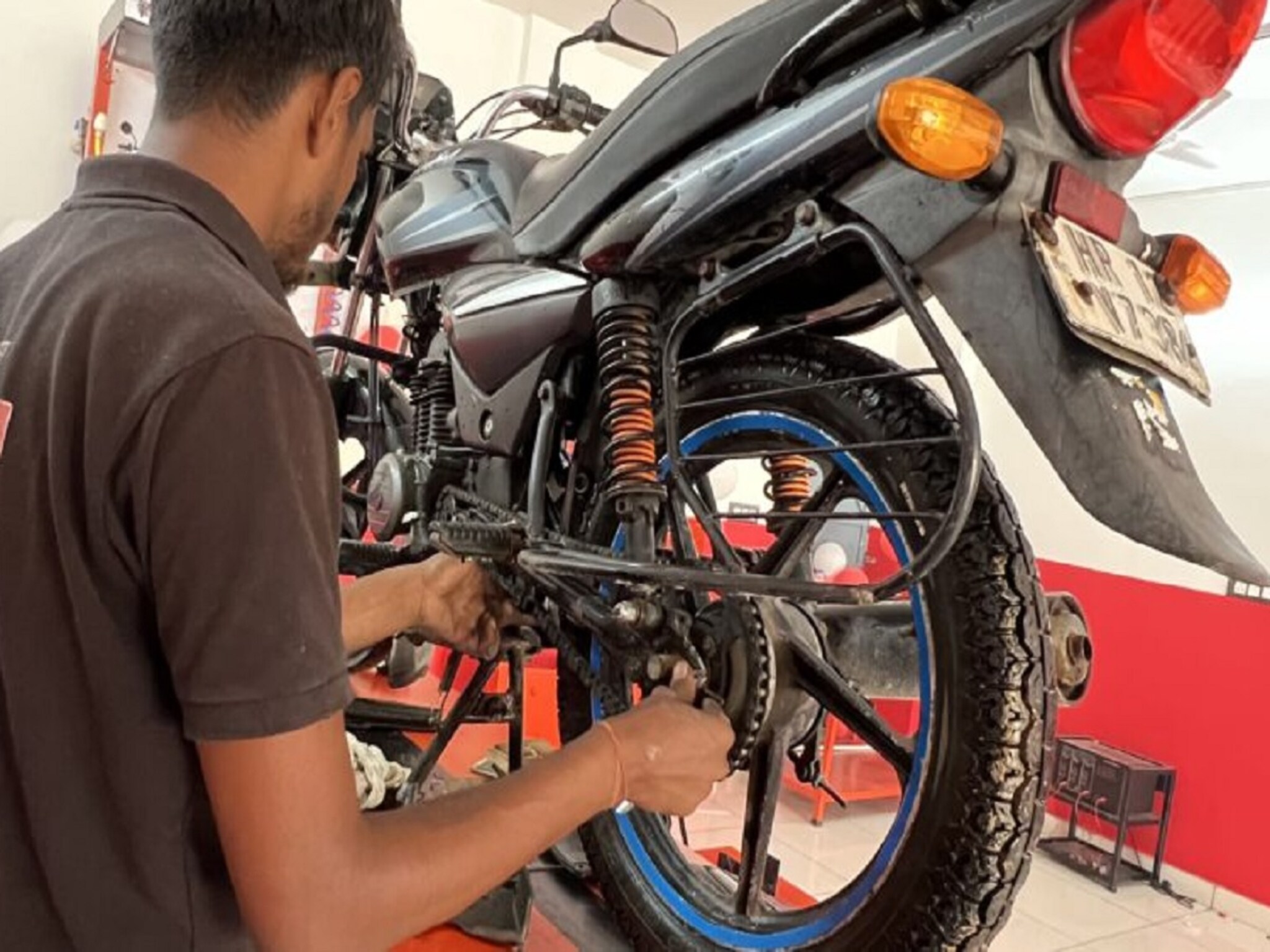 एका वर्षात किती वेळा करावी बाइकची सर्व्हिसिंग! चूक झाल्यास कमी होईल मायलेज