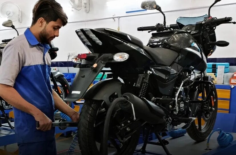 Bike Service Tips: बाईकची सर्व्हिसिंग करणे तिच्या कामगिरीसाठी आणि मायलेजसाठी खूप महत्वाचे आहे. जर तुम्ही सर्व्हिसिंग चुकवली तर तुम्ही तुमच्या बाईकची स्थिती खराब करू शकता. जर तुम्हाला माहित नसेल की वर्षातून किती वेळा बाईकची सर्व्हिसिंग करावी तर आज आम्ही तुम्हाला त्याबद्दल सांगणार आहोत.
