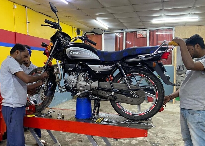 वर्षभरात तुमच्या गाडीची रनिंग खूप जास्त असेल तर तुम्ही 5 ते 6 वेळा सर्व्हिसिंगसाठी बाइक नेणे हा एक उत्तम ऑप्शन ठरतो. 