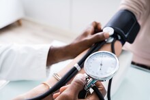 Blood Pressure : उच्च रक्तदाब नैसर्गिकरित्या नियंत्रित करण्यासाठी टिप्स, आहारातले बदल ठरतील मोलाचे