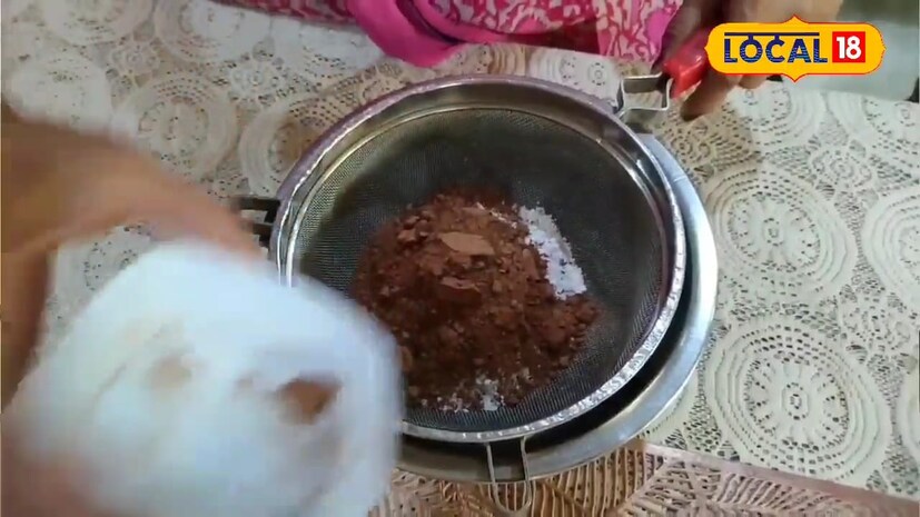 चॉकलेट ब्राऊनी बनवण्यासाठी कृती : सर्वप्रथम एका चाळणीमध्ये गव्हाचे पीठ, कोको पावडर आणि पिठीसाखर हे सर्व एकत्रितरित्या करून चाळून घ्यायचे आहे. त्यानंतर एका भांड्यामध्ये बटर टाकायचं. ते बटर चांगल्या पद्धतीने फेटून घ्यायचं. फेटून झाल्यानंतर त्यामध्ये दही टाकायचं आणि ते दही सुद्धा फेटून घ्यायचं. 