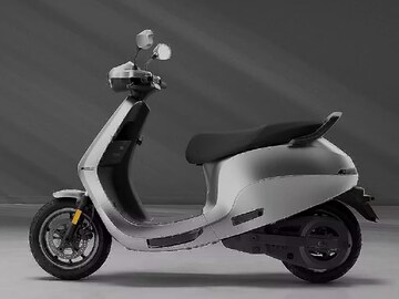 बाबांना गिफ्ट करा100KM रेंजच्या जबरदस्त इलेक्ट्रिक स्कूटर्स!पेट्रोलचं नो टेन्शन