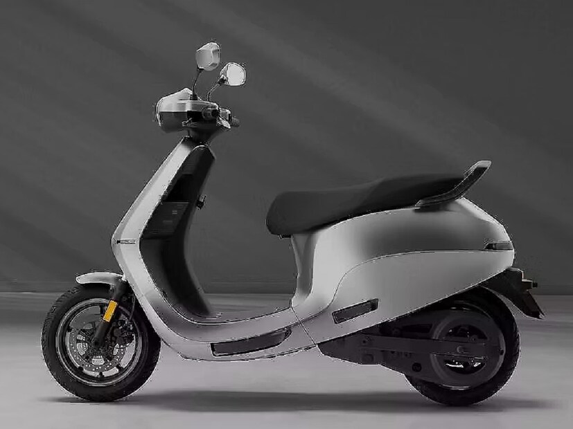 Electric Scooters: तुम्हाला तुमच्या वडिलांना अशी इलेक्ट्रिक स्कूटर भेट द्यायची असेल जी किमान 100 किमी किंवा त्याहून अधिक रेंज देते आणि स्टायलिश, ट्रेंडी आणि मजबूत देखील दिसते, तर आज आम्ही तुमच्यासाठी काही दमदार ऑप्शंस घेऊन आलो आहोत.