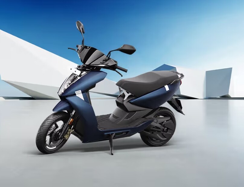 एथर 450X (Ather 450X): या एथर इलेक्ट्रिक स्कूटरच्या 2.9kWh क्षमतेच्या व्हेरिएंटची रेंज 105 किमी आहे. तर 3.7kWh क्षमतेच्या व्हेरिएंटची रेंज 130 किमी आहे. अनुभवानुसार, या इलेक्ट्रिक स्कूटरची रेंज सुमारे 130 किमी आहे.