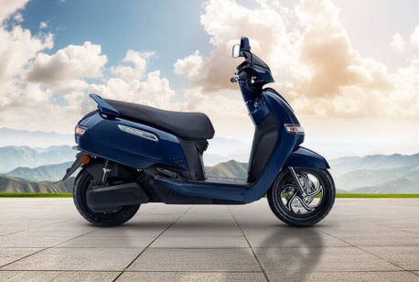 टीवीएस आईक्यूब ST (TVS iQube ST): TVS iQube ST च्या 5.1 kWh बॅटरी व्हेरिएंटची रेंज 150 किमी आहे. तर 3.5kWh व्हेरिएंटची रेंज 100 किमी आहे. आयक्यूब एसटीचा 5.1 kWh क्षमतेचा प्रकार इको मोडमध्ये 124 किमीची मजबूत रेंज देतो.