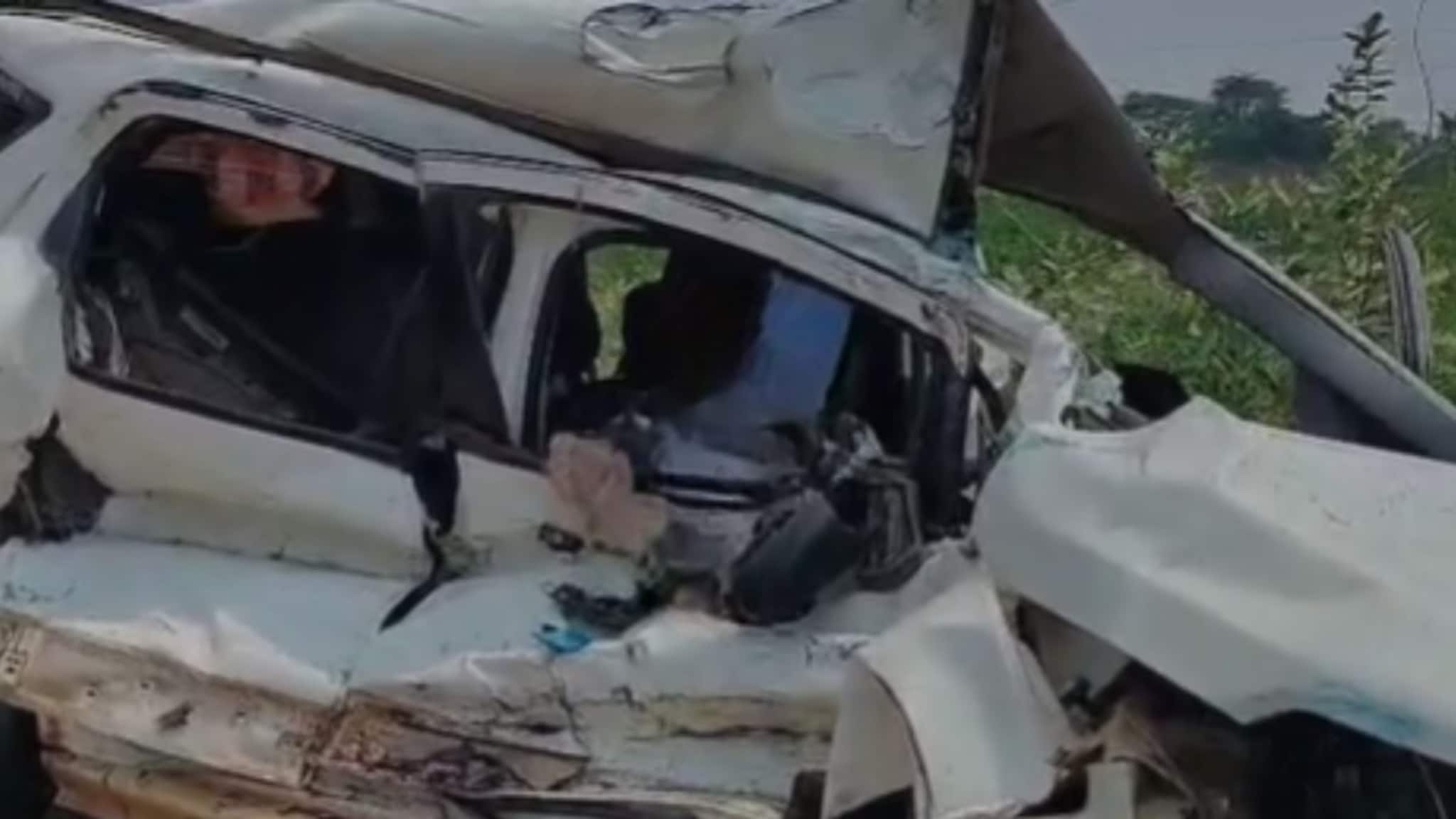 Accident; अचानक यू टर्न घेतला अन् घात झाला; भरधाव ट्रक आदळला, कारचा चेंदामेंदा