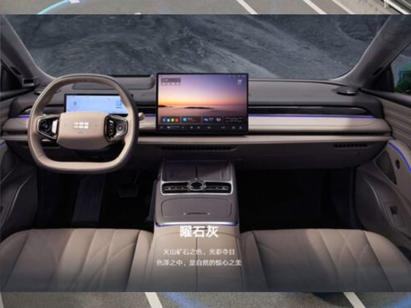 Geely Galaxy Starshine 8 मध्ये  G-Pilot अडव्हान्स्ड ड्रायविंग असिस्टेंस सिस्टम आहे, जो 126-लाइन रूफ लिडार, पाच मिलीमीटर-वेव्ह रडार, 12 अल्ट्रासोनिक रडार आणि 10 कॅमेऱ्यांसह काम करतो. 