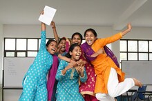 यंदाही बारावीत मुलींचीच बाजी, परीक्षेत मुलीच कशा काय अव्वल येतात?