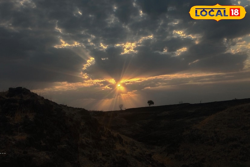 मे महिन्याच्या सुरुवातीला राज्यात उन्हाचा चटका वाढला असून कमाल तापमानात चढ-उतार जाणवणार आहे. 1 मे रोजी अकोला येथे राज्यातील उच्चांकी 45 अंश सेल्सिअस तापमानाची नोंद झाली. तसेच पश्चिम महाराष्ट्रात सोलापूर जिल्हा सर्वाधिक उष्ण असून सोलापुरातील पारा 43 अंशांवर राहिला. मे महिन्याच्या सुरुवातीला राज्यात उन्हाचा चटका वाढला असून कमाल तापमानात चढ-उतार जाणवणार आहे. 1 मे रोजी अकोला येथे राज्यातील उच्चांकी 45 अंश सेल्सिअस तापमानाची नोंद झाली. तसेच पश्चिम महाराष्ट्रात सोलापूर जिल्हा सर्वाधिक उष्ण असून सोलापुरातील पारा 43 अंशांवर राहिला.