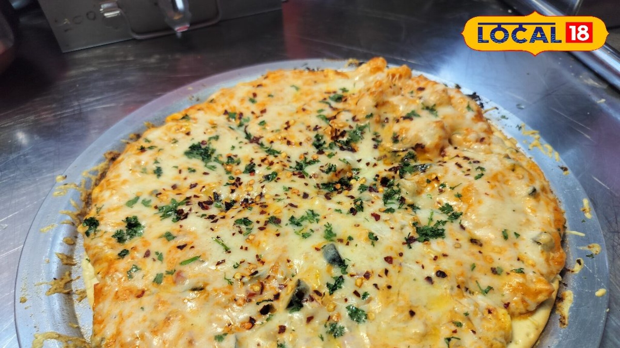 Peshwai Pizza : पिझ्झा खायची मज्जाच मज्जा, पुण्यात चक्क मिळतोय 10 इंचाचा पेशवाई पिझ्झा, तब्बल 6 फ्लेवर, Video