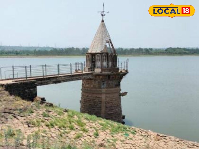 हवामान तज्ज्ञांच्या अंदाजानुसार, आज कोल्हापुरात किमान तापमान 24 अंश सेल्सिअस तर कमाल तापमान 38 अंश सेल्सिअसपर्यंत जाण्याची शक्यता आहे. सरासरी तापमान 29 ते 30 अंश सेल्सिअसच्या आसपास राहील. सकाळी आणि सायंकाळी तुलनेने थंड वातावरण अनुभवायला मिळेल, परंतु दुपारच्या वेळी उष्णतेचा तडाखा जाणवेल. आर्द्रता पातळी 15 ते 50 टक्क्यांपर्यंत राहील.